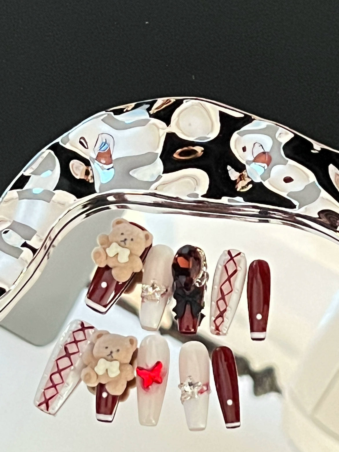 (Hand-made nail) New flocking bears in autumn and winter wear nail patches by hand. Customized detachable big red New Year pearls are sweet.