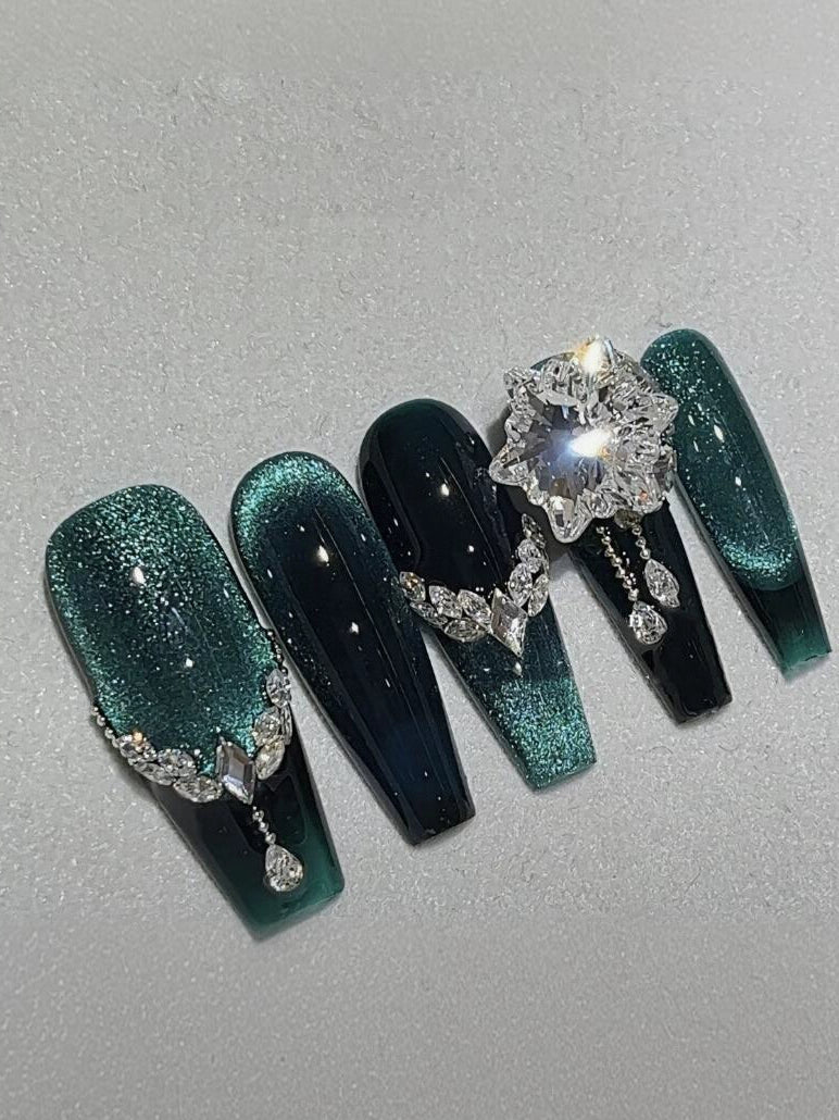 (Hand-made nail) dark green Gatling hand-worn nails, new dark dark green cat's eye zircon, retro high-quality finished nail art