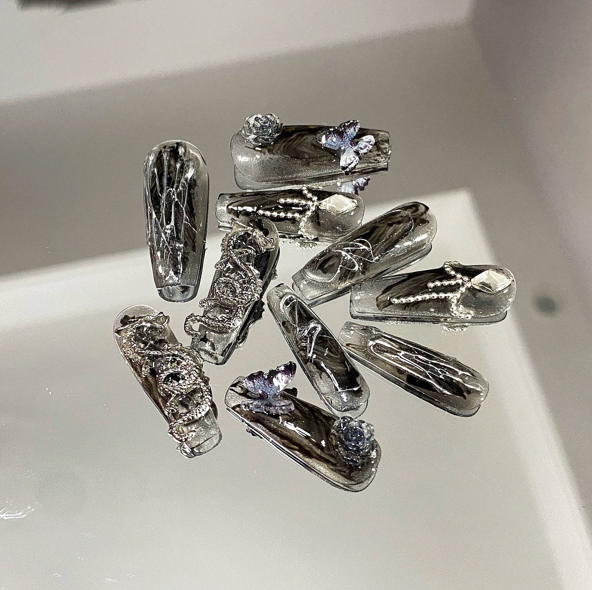 (Hand make nail) [Qingcheng] Wearing armour, finished product, dark heavy industry, long ladder, cool girl, customized black steel ball, butterfly, the Year of the Loong