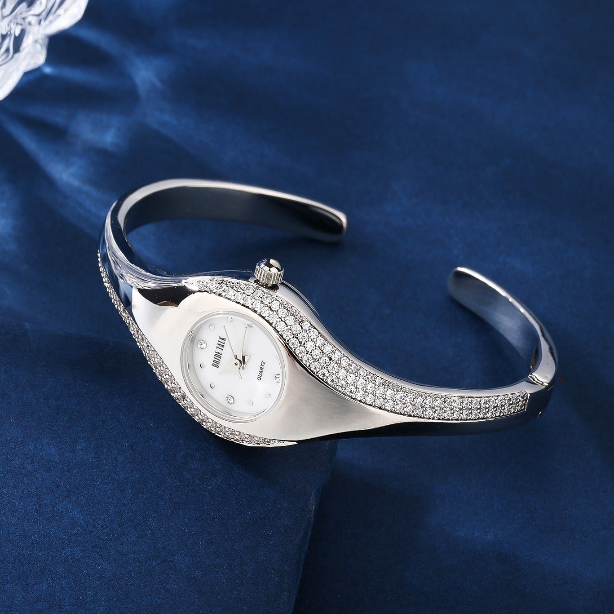 Fashion women's watchWedding Unique Design Oval Dial Small Gem Embellished Fashion Temperamental Minority Women's Watch European and American Wristwatch
