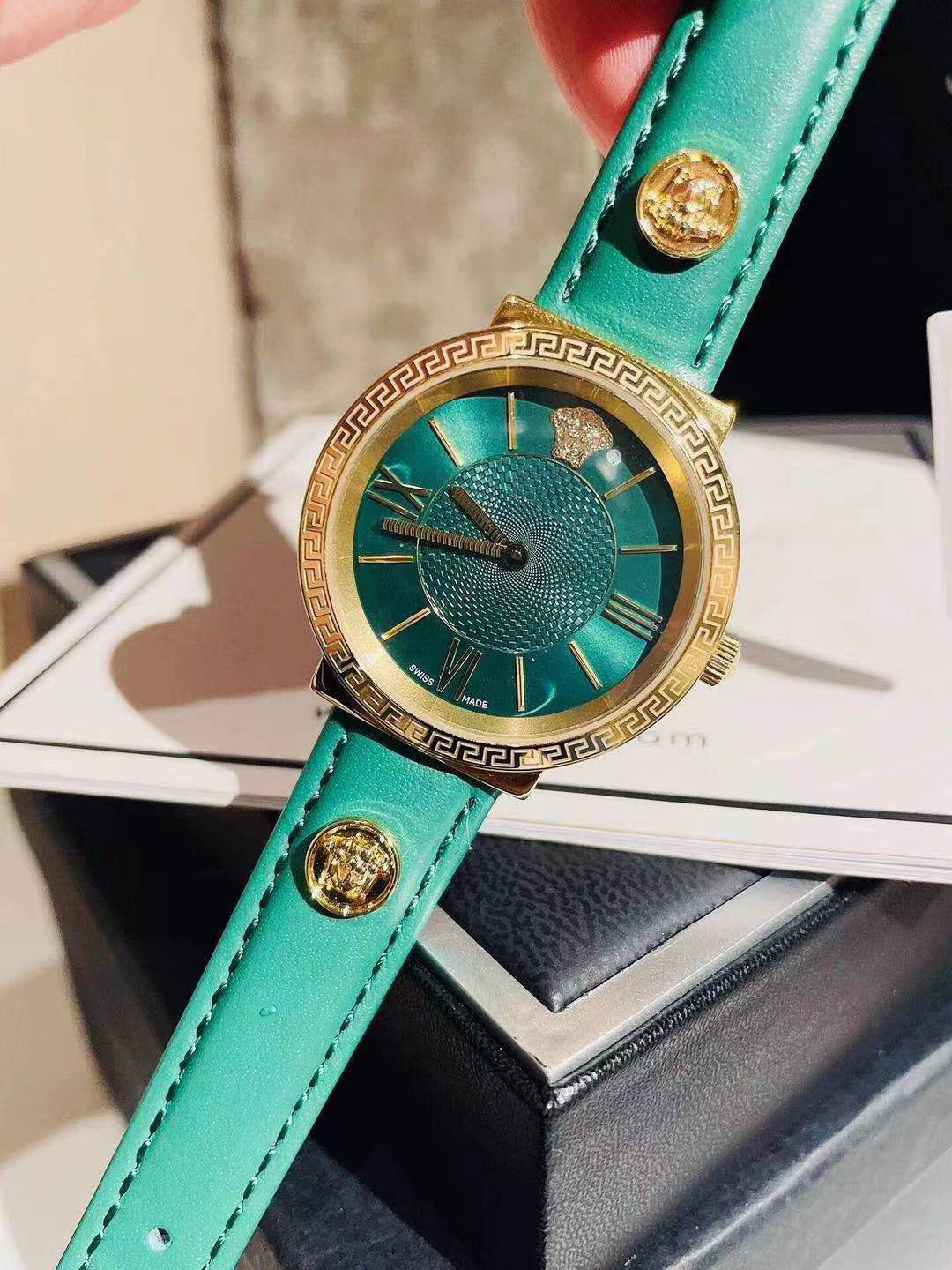 Fashion women's watchMedusa Beauty Head Quartz Watch Women's Watch Small Green Fashion Trend Foreign Trade Women's Internet Celebrity Live Wholesale Watch Women