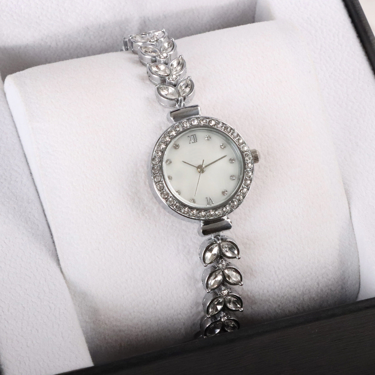 Fashion women's watch 2023 Popular Mermaid Women's Watch for Girlfriend Light Luxury Minority Bracelet Watch Fashion Watch Cross-Border Wholesale
