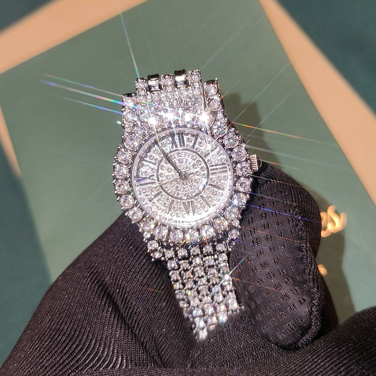 Women's fashion watch Full diamond full star bracelet waterproof watch quartz watch